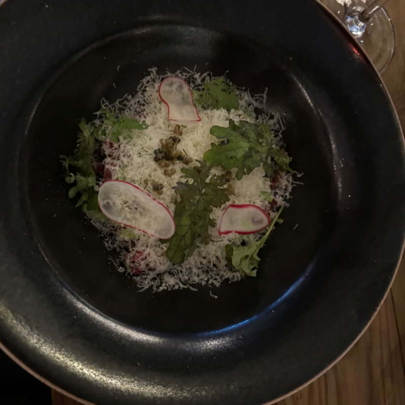 Råbiff m riven Almnäs (ost) tegel och ramslöksmajonnäs – Bild från Granen Hotell & Restaurang av Sofie L. (2024-05-12)