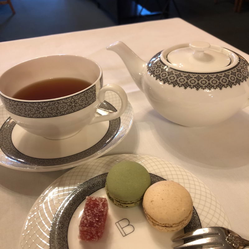 Istället för dessert så tog jag fr. gottisvagnen: 2macrones (pistagen och vanilj) och geléhallon  – Bild från Bobergs Matsal av Anna L. (2022-09-15)