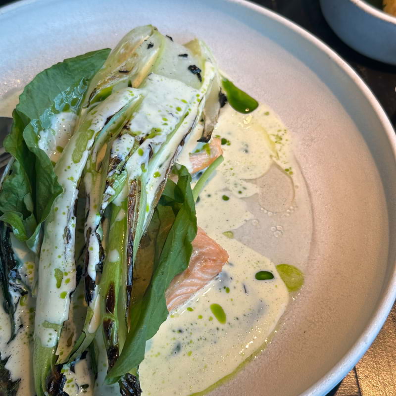 Bakad röding, pak choi från Skåne, sandefjordsås, färskpotatis & ramslökssmör – Bild från Freyja av These S. (2023-05-29)