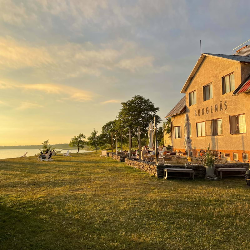 Hotellet och matsalen i eftermiddagssol – Photo from Bungenäs Kalklada & Matsal by Constance L. (16/03/2025)