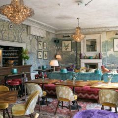 Hollywood Arms