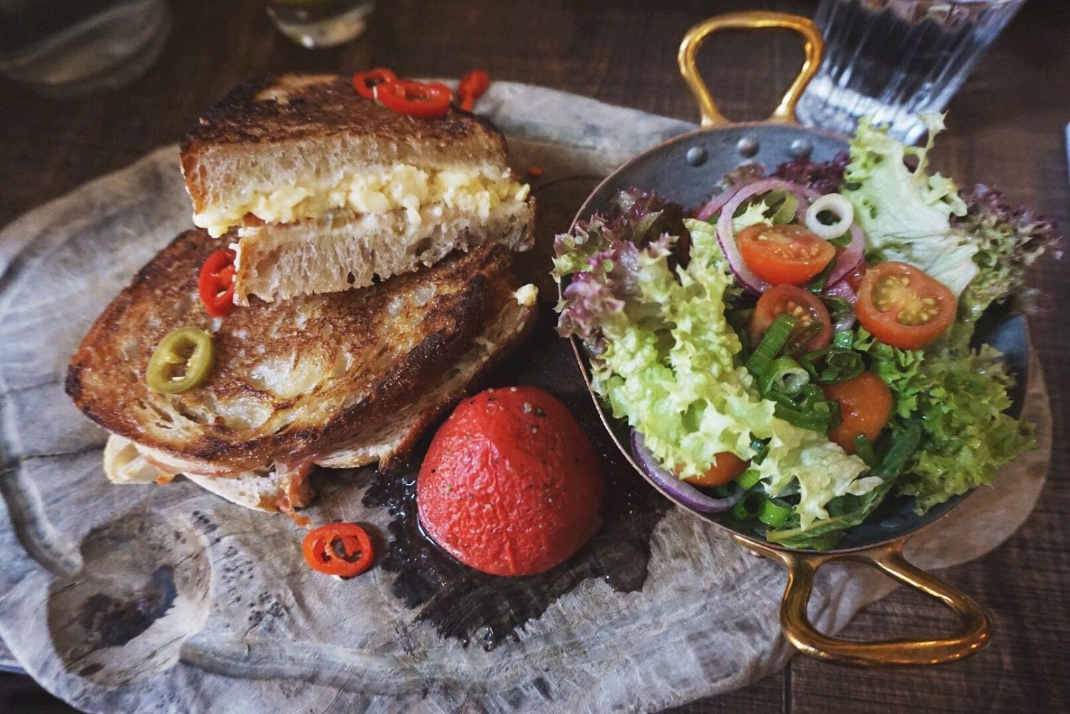 Brunch macka med ägg, rökt skinka och ost med grönsallad – Bild från Kommendören av Lisa S. (2019-10-13)