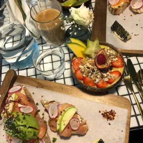 Mango Island 89kr och en macka som var i säsong med färskost, lax och avokado ca 90-05 kr – Bild från Le Gbg av Charlotte A. (2018-11-29)