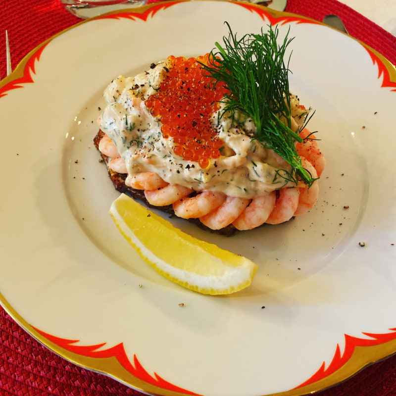 Fantastiskt vacker och god Skagen och räkor från Nybroe Smörrebröd.  Vilken lyx take away !  – Photo from Nybroe Smørrebrød Östermalmshallen by Manuela V. (22/04/2020)
