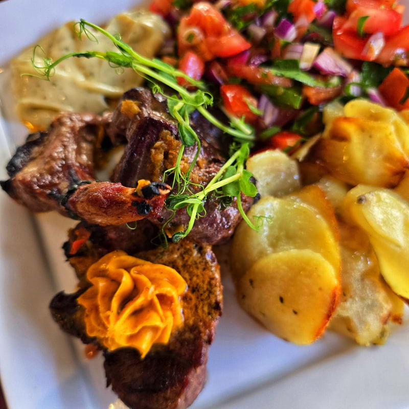 Grilltallrik med tillbehör – Bild från La Pampa Steakhouse av Cecilia S. (2025-05-15)