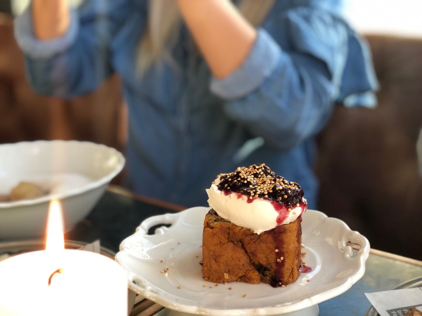 Banankaka med kokosgrädde  – Bild från Paraden Kvarterskrog & Barservering av Annelie V. (2019-11-08)