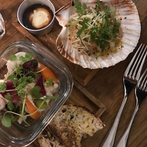 Pilgrimsmussla till höger, Fläskterrin till vänster – Photo from Portal Restaurant by Adam L. (15/03/2017)