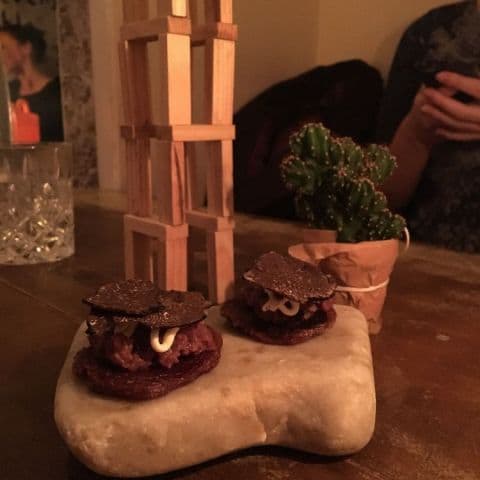 Tartar på björn med tryffel, serveras på en blodplätt – Bild från Punk Royale av Adam L. (2016-10-07)