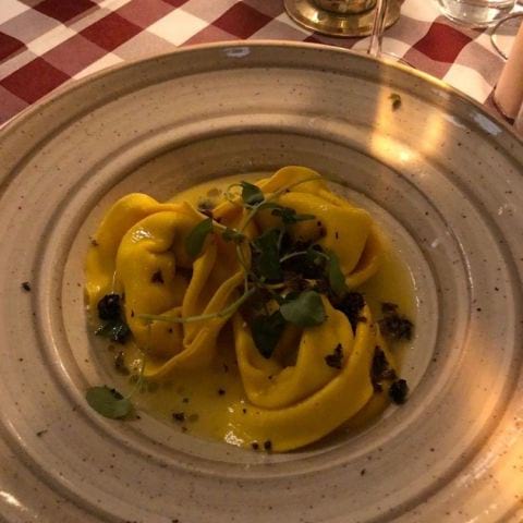 Panzotti fylld med buffelricotta, toppad med smält smör och tryffel – Photo from Ristorante Paganini by Fredrik J. (20/10/2018)