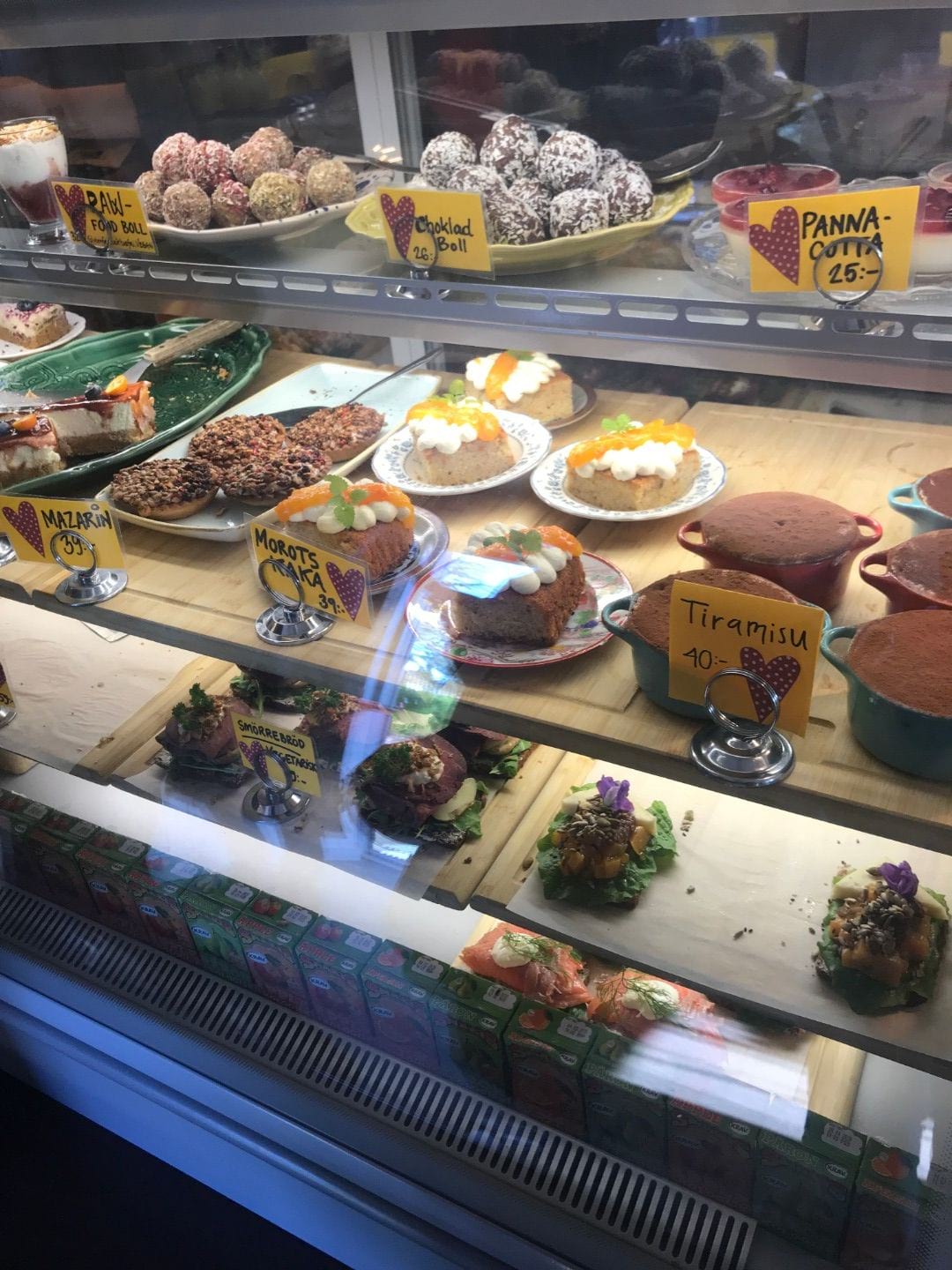 Inne i kaféet – Bild från Slottsträdgårdens Café av Jessica K. (2019-10-16)