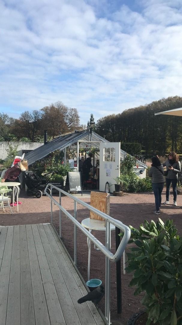 Växthuset från utsidan – Bild från Slottsträdgårdens Café av Jessica K. (2019-10-16)