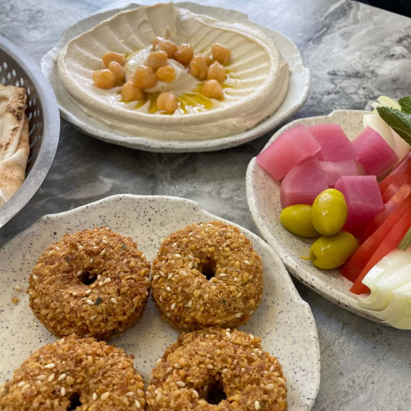 Hummus med falafel – Bild från Amo Restaurang Rågsved av Lisa M. (2024-04-20)