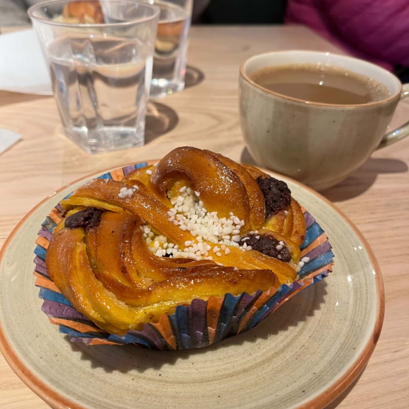 Vegansk saffransbulle med choklad – Bild från Bröd & Salt Kungsgatan 2 av Jessica K. (2023-10-23)