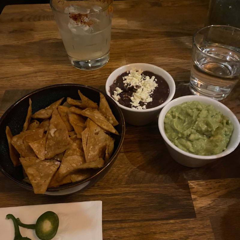 Svart bönröra, guac och nachos – Bild från Chelas av Caroline L. (2024-01-04)