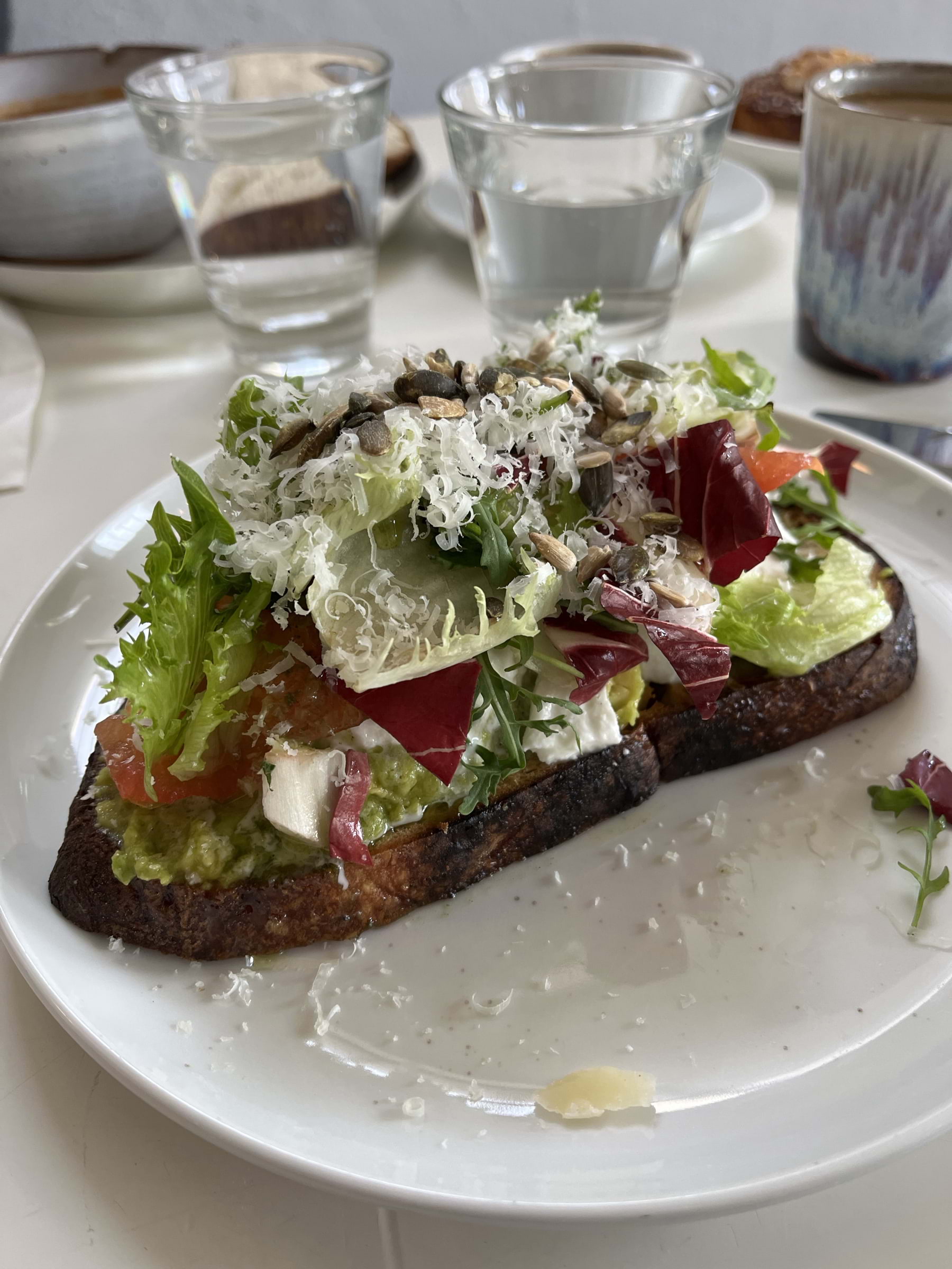 Ursmarrig avocadomacka! – Photo from Färgfabrikens Kafé by Birgitta B. (16/05/2025)