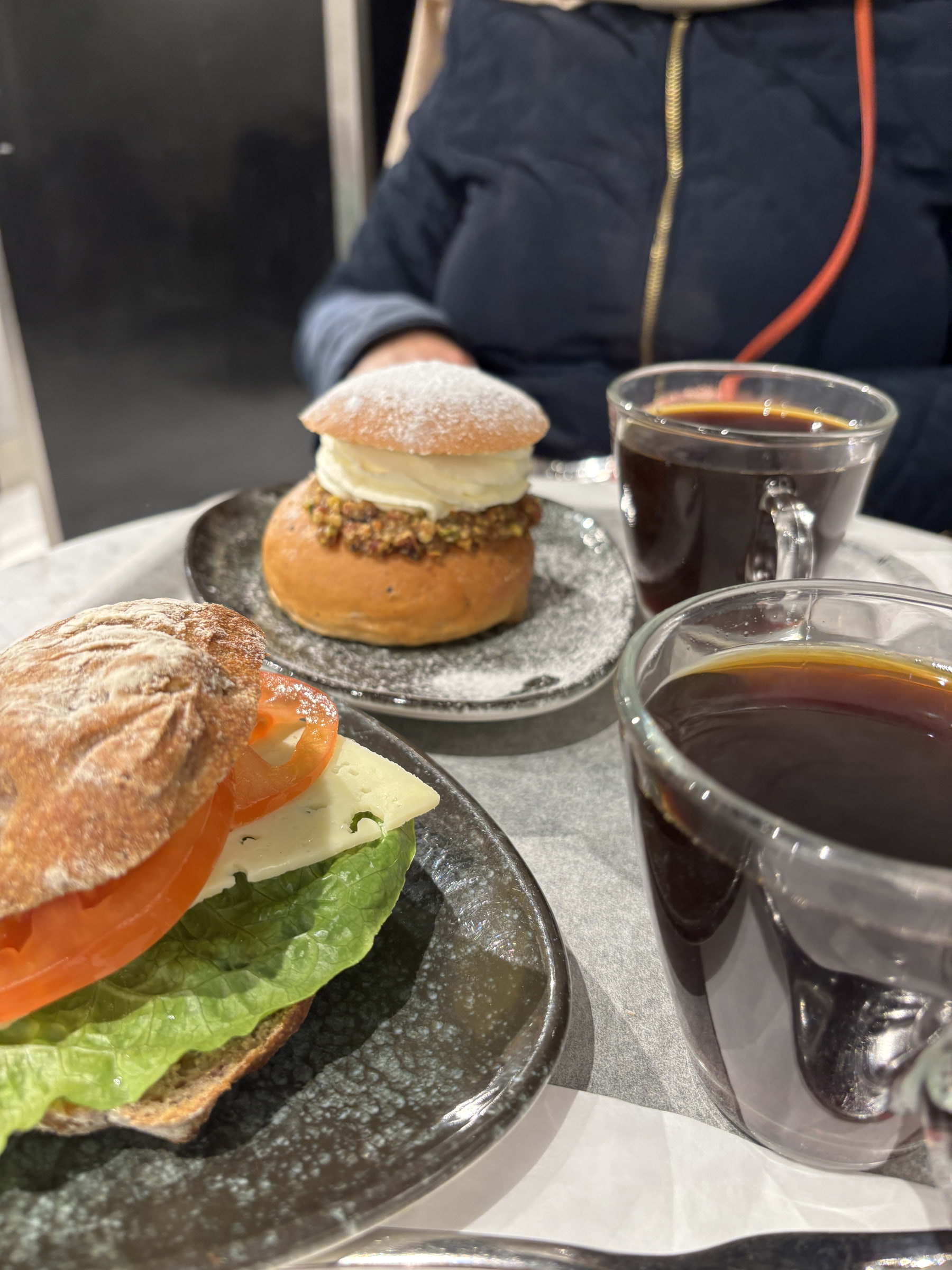 Valnöt fralla med ost och grönsak, pistagesemla – Bild från Gateau Odenplan av Madiha S. (2025-01-31)