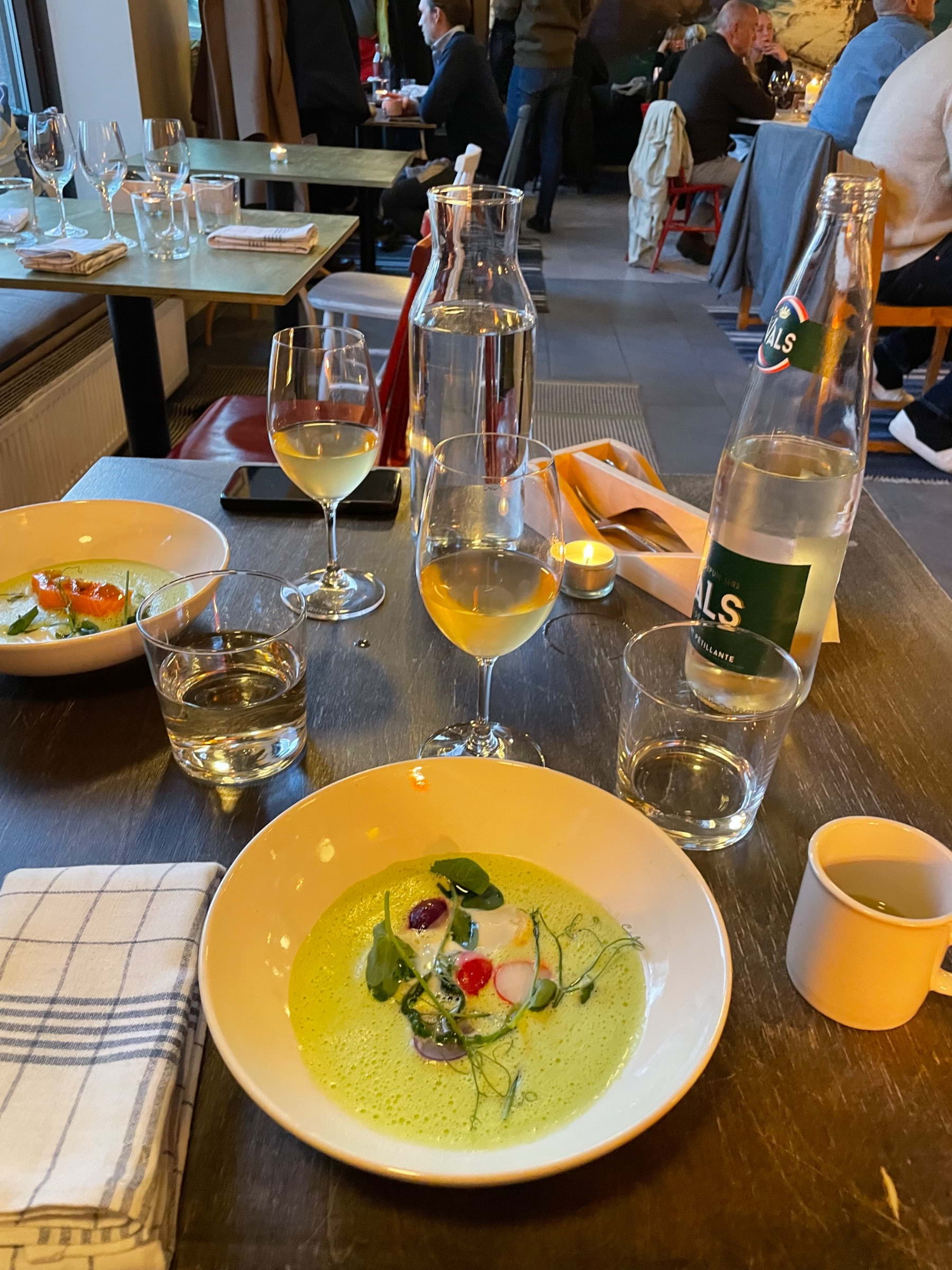 Grön skummad soppa med primörer – Bild från Restaurang Triton av Lisa M. (2024-04-28)