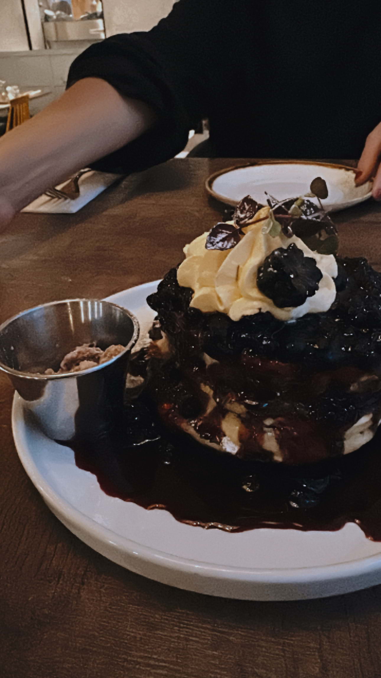 Saffron pancake with blueberries  – Bild från STHLM Brunch Club Karlavägen av Simon H. (2023-12-17)