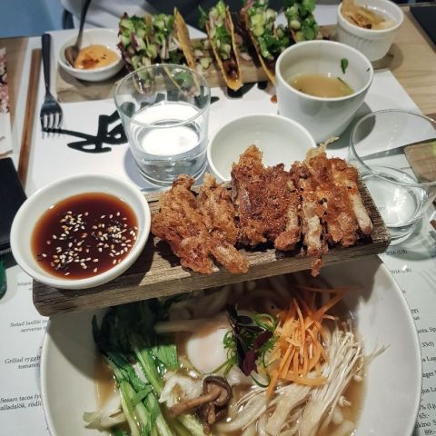Udonnudlar med friterad anka – Bild från Tokyo Diner av Christine H. (2019-12-13)